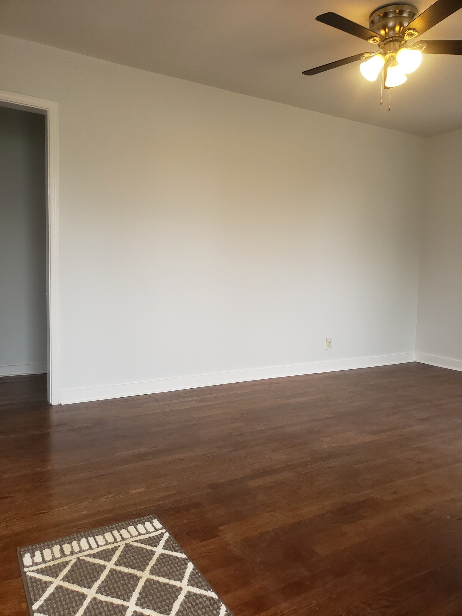 Welcome to your new home. Room for the big screen and furniture - 2713 Jenkins St