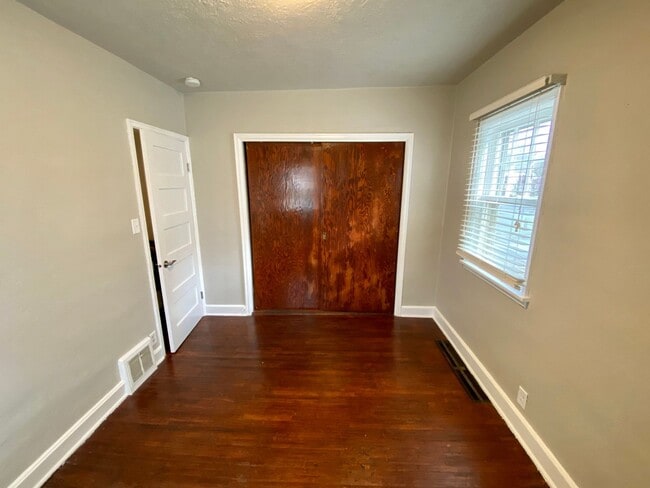 Building Photo - Charming 3 bed 1 bath House with Tons of Updates and Private Backyard!