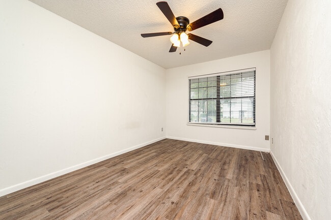 Building Photo - 9 Oakwood Park
