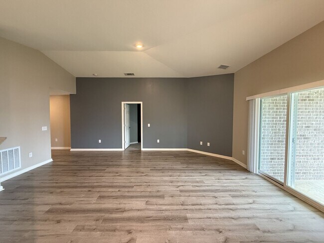 Building Photo - Beautiful 3 bedroom 2 bath brick craftsman home available for rent! POWER INCLUDED!