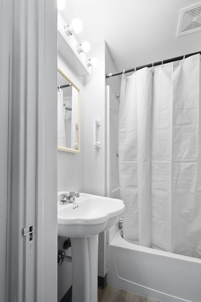 Building Photo - Bright 2 Bedroom home in McKees Rocks Avai...