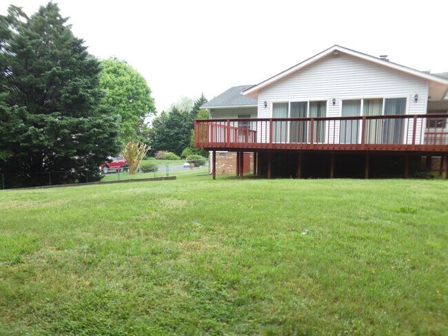 Building Photo - 10451 Edgehill Ln