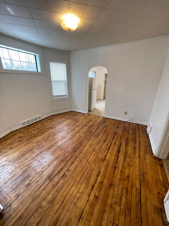 Building Photo - 1302 W 1st St