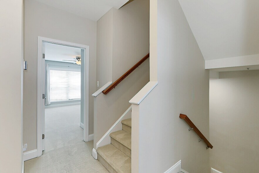 3rd Floor Landing - 2022 N Culpeper St