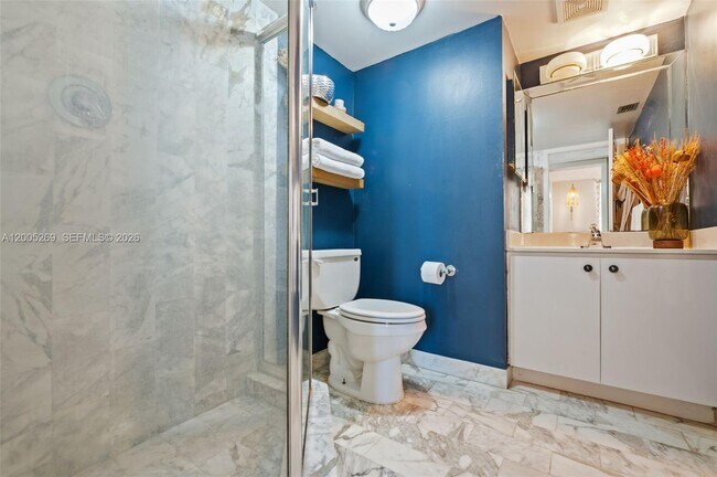 Building Photo - 2555 Collins Ave