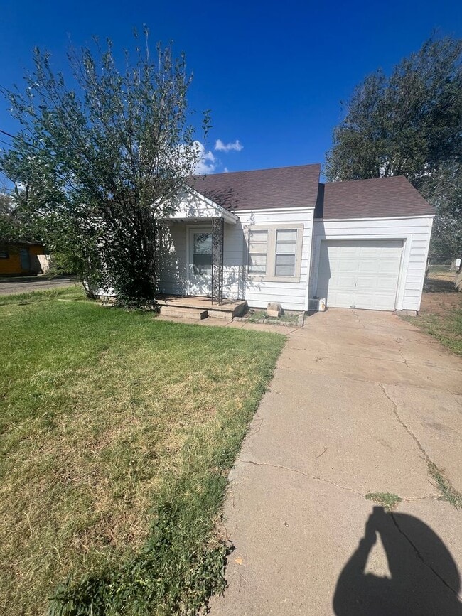 Building Photo - Large 2 bed home!
