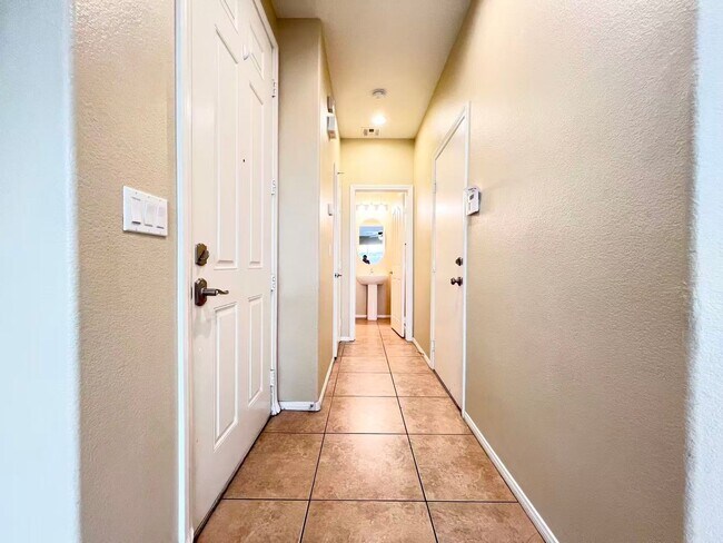 Building Photo - Welcome to this well-maintained 3-bedroom, 2.5-bath home