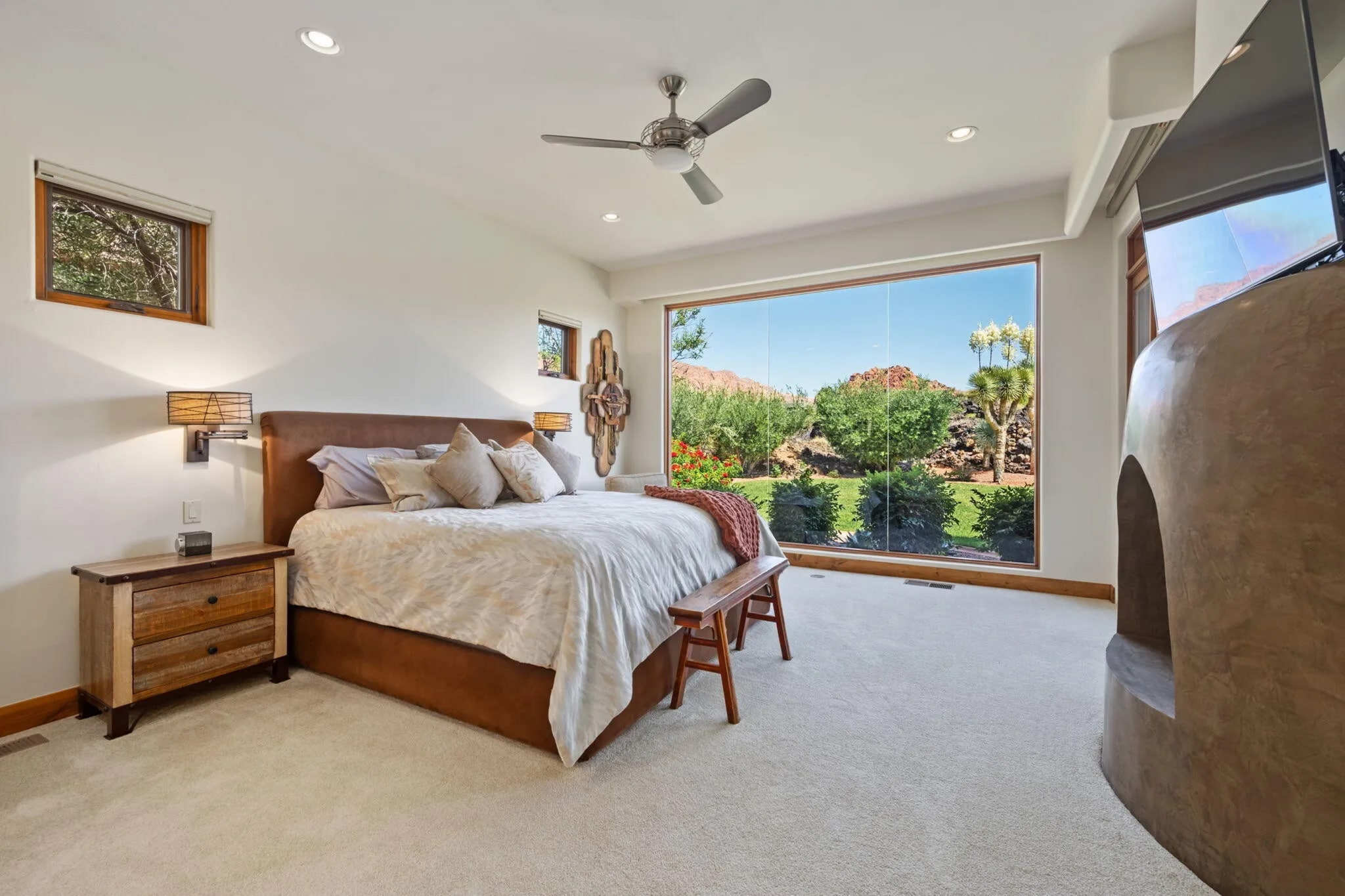 King Bed Faces Picture-Window Red-Rock Theatre - 1500 E Split Rock Dr