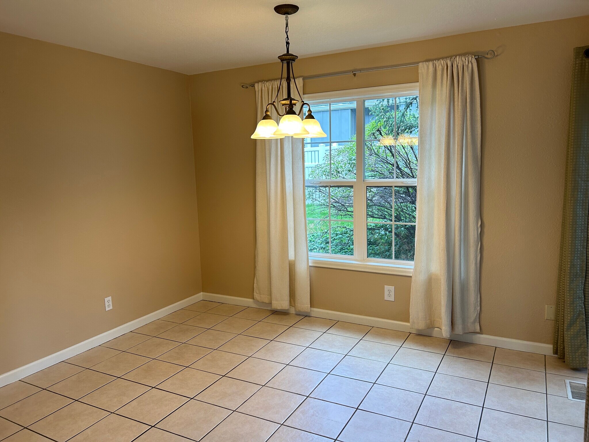 Dining area - 2863 S Xanadu Way