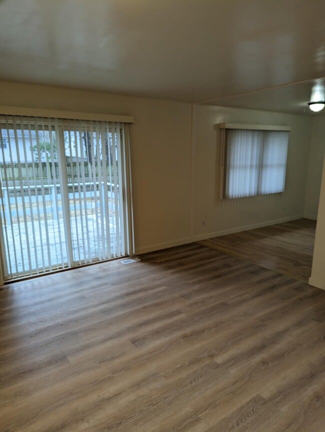 Building Photo - 3303 Sylvan Dr