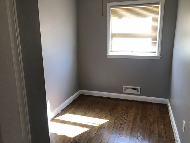 Building Photo - 3 Bedroom 1.5 bathroom townhouse for rent ...