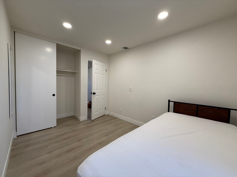 Small bedroom - 4639 Executive Dr