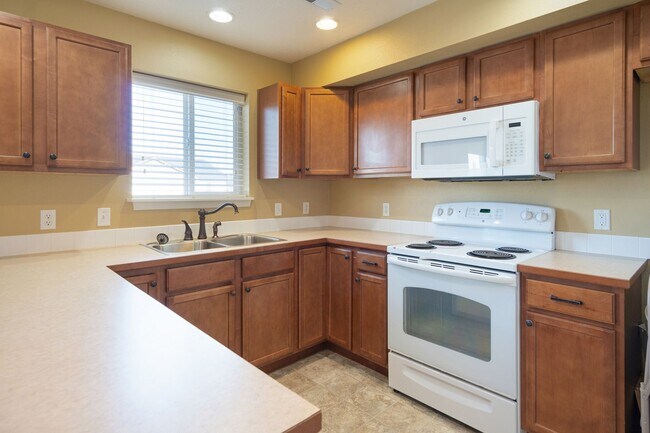 Building Photo - 3 Bedroom, 2 bathroom townhouse on Sunnyside Hill!