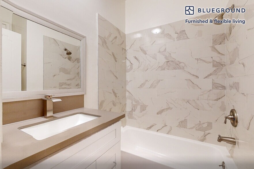 Building Photo - 10965 Rochester Ave