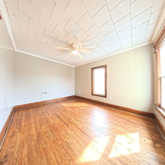 Building Photo - Spacious 5 bedroom 2 Bath Home