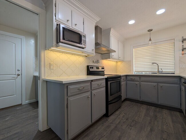 Building Photo - Updated 3-Bedroom, 2.5-Bath Home ~ Solid Surface Flooring and Spacious Kitchen!