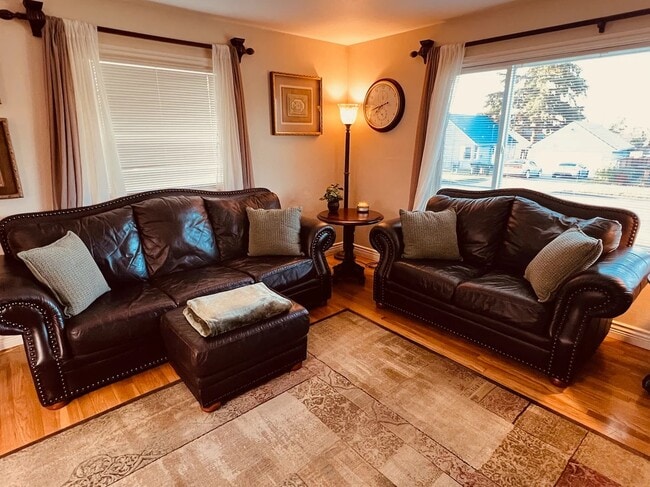 Building Photo - 2 Bed, 1 Bath Newly Renovated Rental
