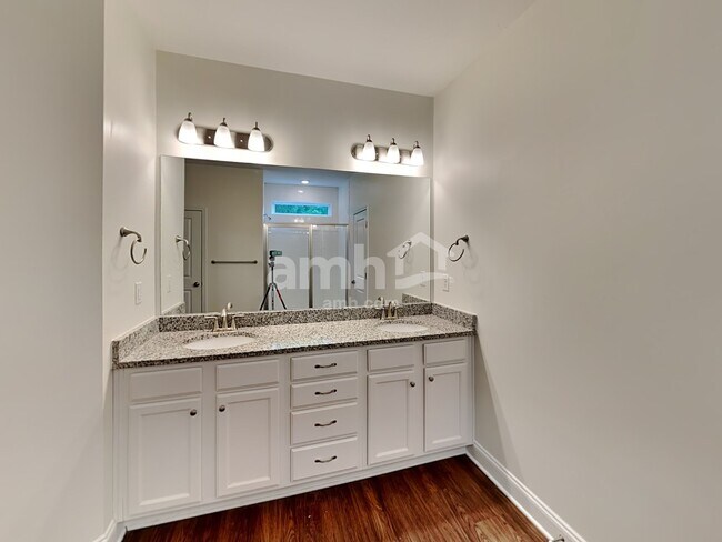 Building Photo - 5040 Hudson Vly Dr