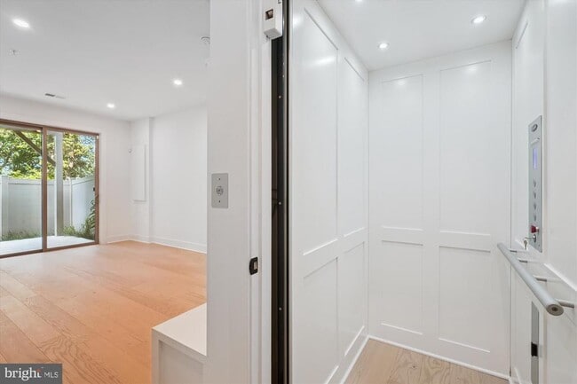 Building Photo - 10113 Dalmatian St
