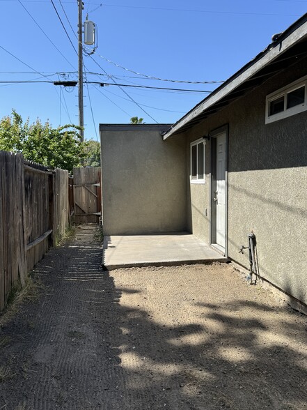 Building Photo - 582 Angelus St