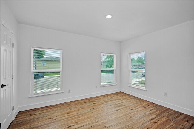 Building Photo - 1203 W 6th St