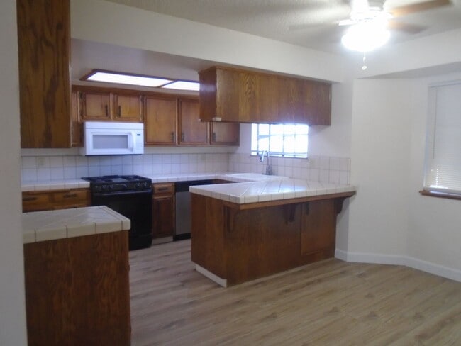 Building Photo - SW BAKERSFIELD--WON'T LAST LONG !  Applica...