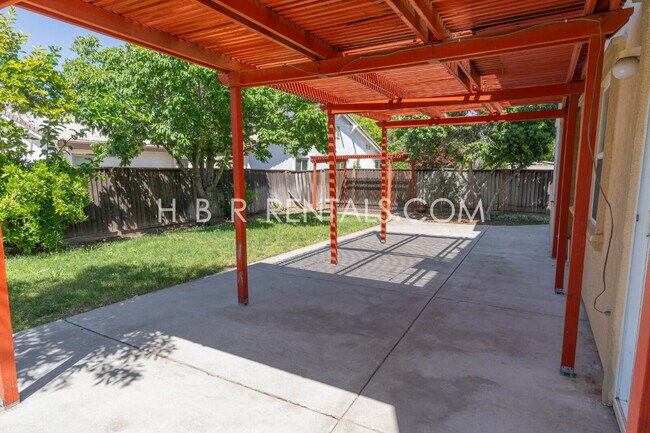 Building Photo - 803 Twin Oaks Dr