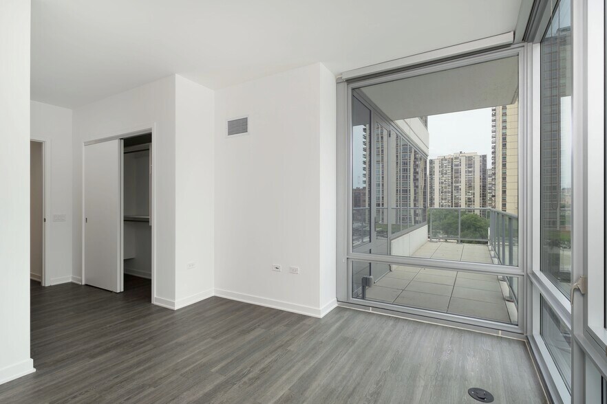 Building Photo - 1254 N La Salle Dr