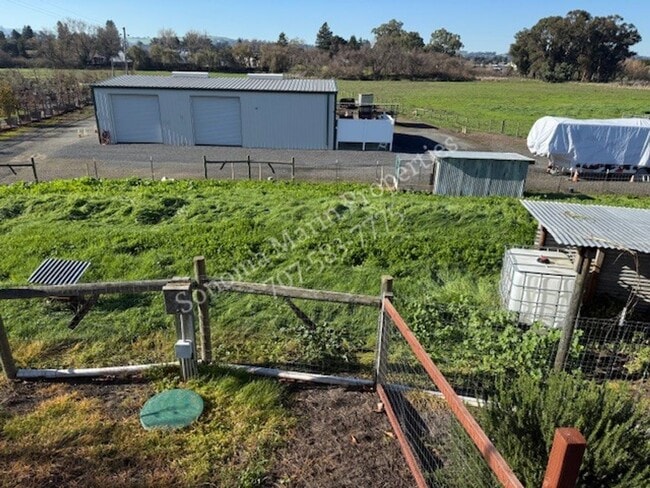 Building Photo - Great Single Level Home in the Country ~ West Petaluma ~ 2bd/2ba with Large Bonus Room