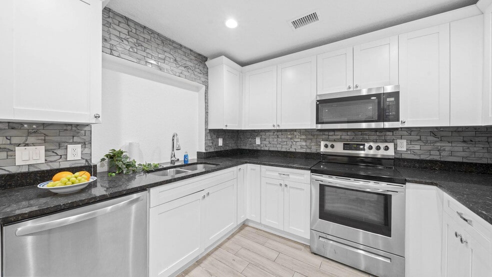 Primary Photo - 10906 N Oakleaf Ave