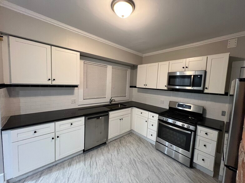 Building Photo - 7428 Dunedin St