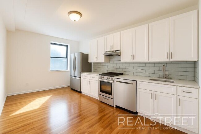 Building Photo - Spacious 2 Bedroom in Williamsburg!