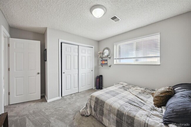 Building Photo - Wonderful duplex in Westminster!