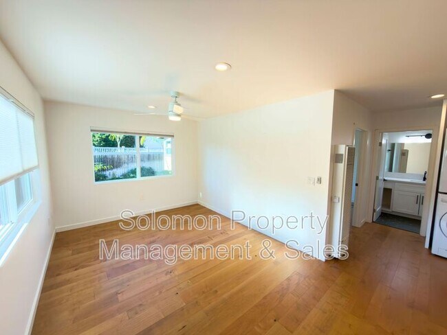 Building Photo - 3302 Avenida De Loyola