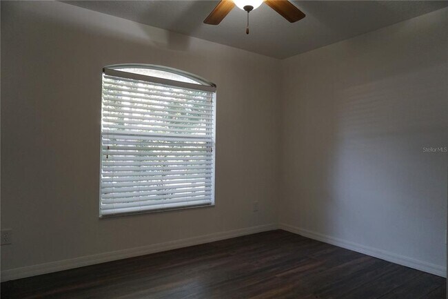 Building Photo - 10500 Lake Hasson Cir