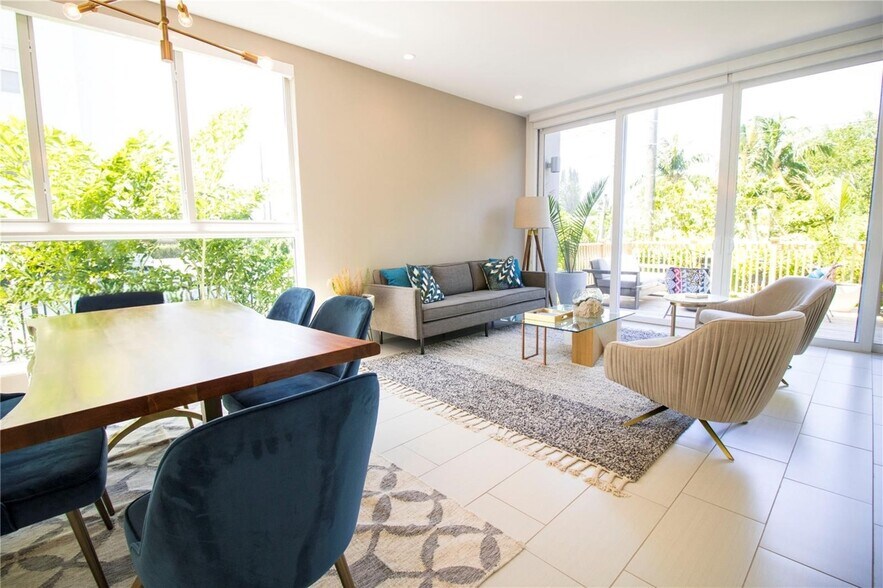 Building Photo - 2465 NE 135th St