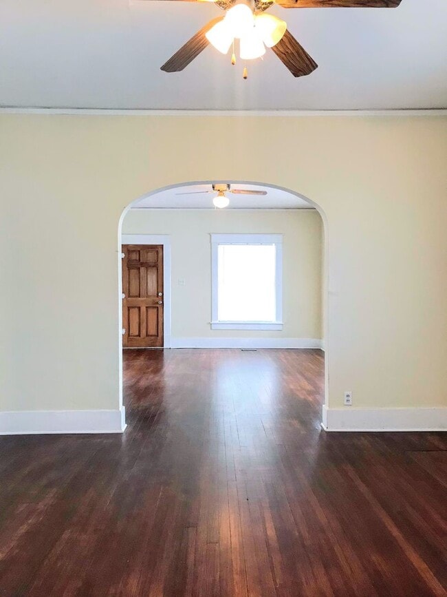Building Photo - 2 Bedroom 1 Bath Home