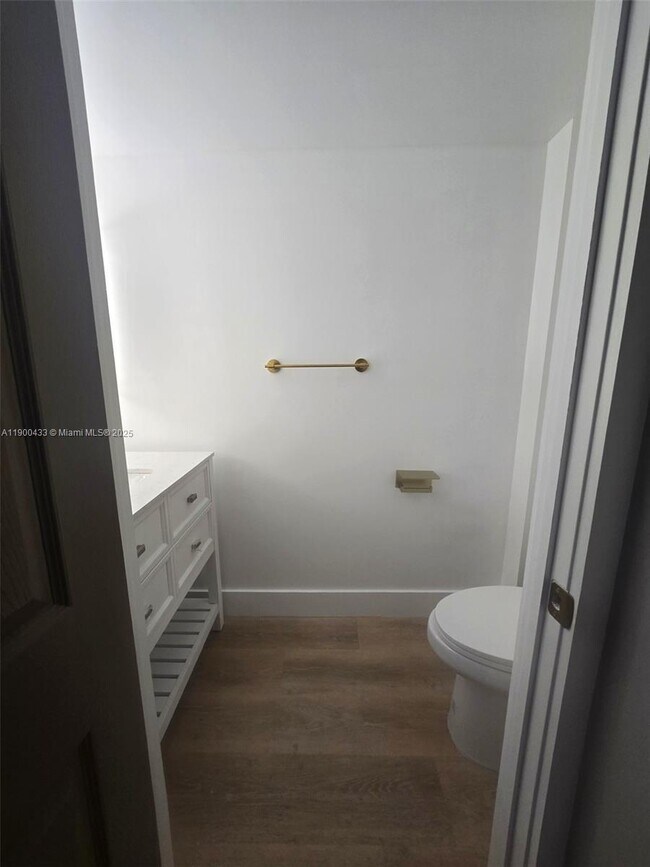 Building Photo - 9800 W Bay Harbor Dr