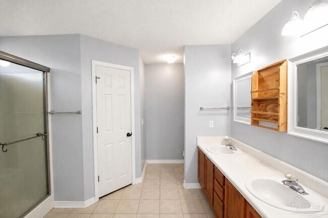 Building Photo - 10609 Creek Ridge Dr