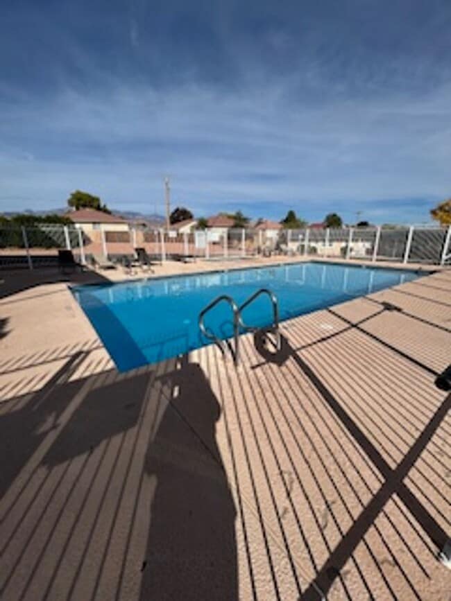 Building Photo - 1 Bedroom, 1 Bathroom SpringTree Gardens C...