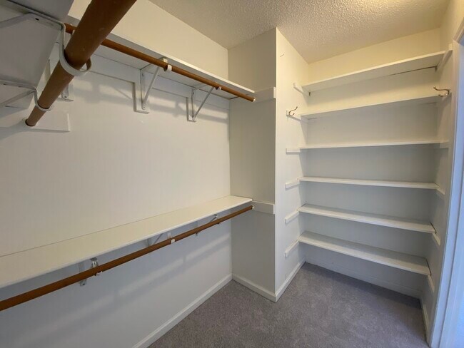 Building Photo - 118 W Skyhawk Dr