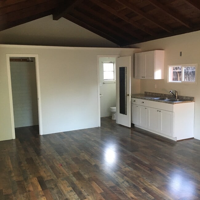 guest house interior - 5650 Rhodes Ave