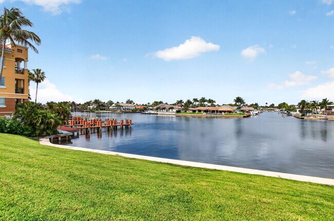 Building Photo - 1236 Hillsboro Mile