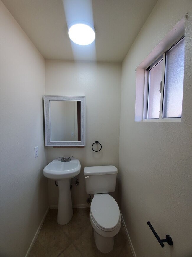 Building Photo - 4 bedroom, 1.5 bath - North Phoenix - Big ...