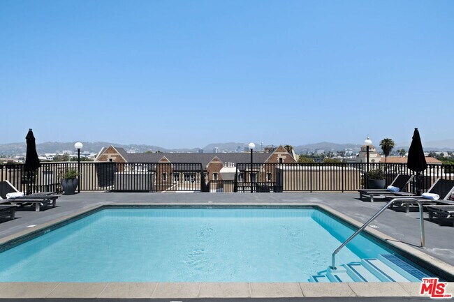 Building Photo - 585 N Rossmore Ave