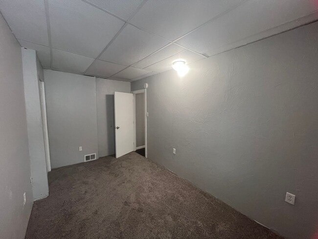 Building Photo - Beautiful 4 Bedroom/ 2 Bath with private c...