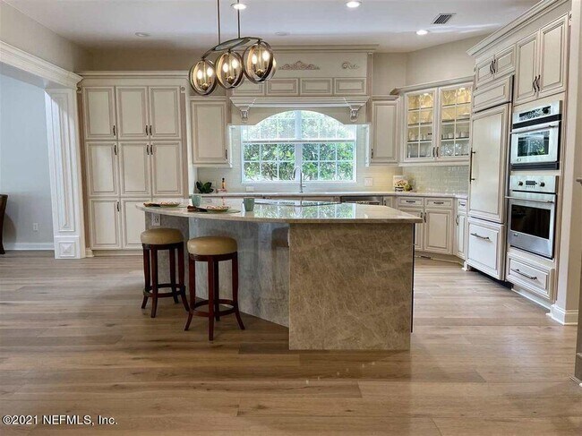 Building Photo - 2456 Den St