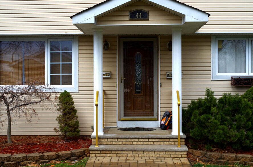 Building Photo - 44 Scoles Ave