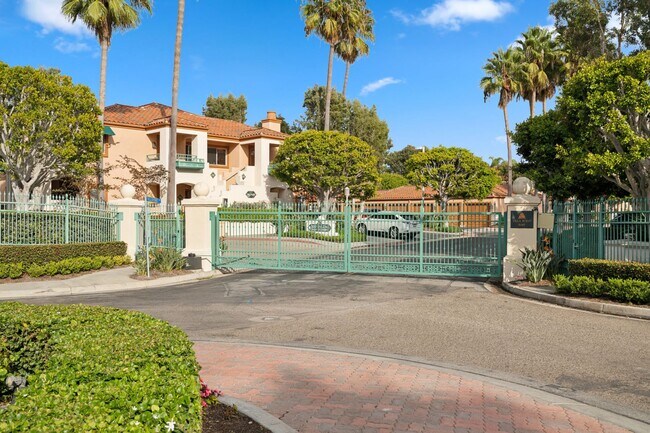 Building Photo - Villa Point Upper Unit with Loft and Golf Course Views