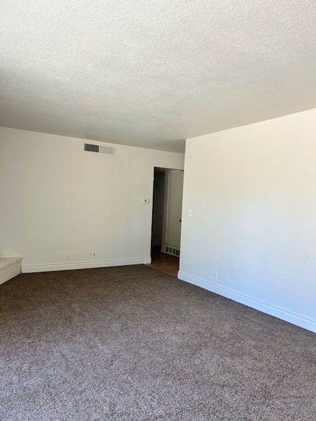 Building Photo - 4436 N Van Dyke Ave